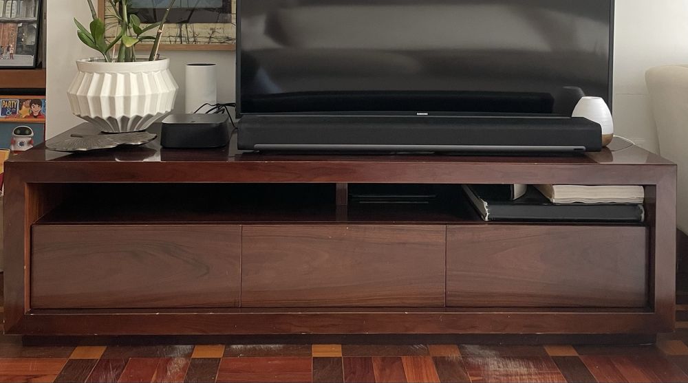 Mesa de Jantar + 8 cadeiras + 1 aparador + 1 móvel TV