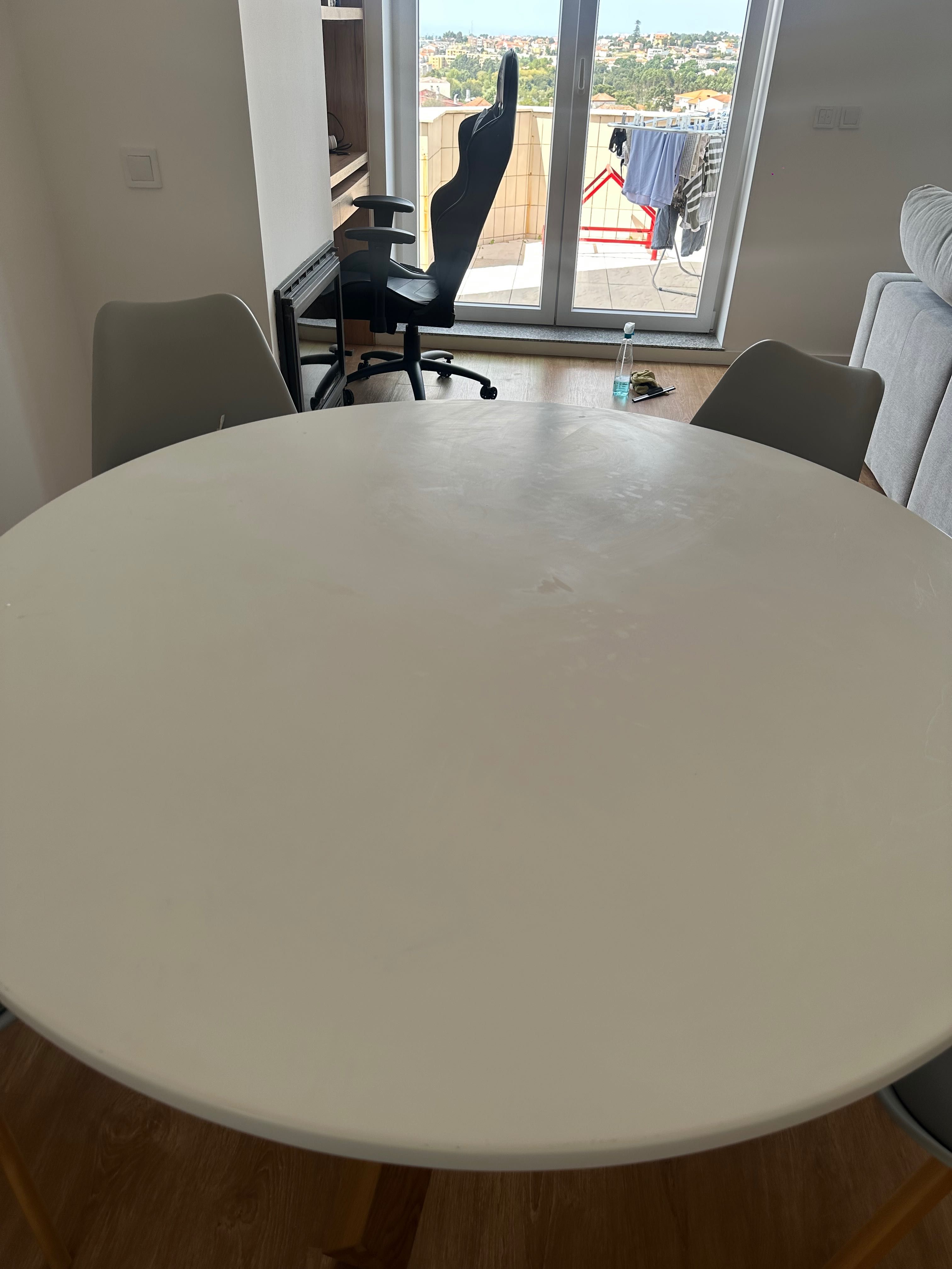 Conjunto mesa e cadeiras