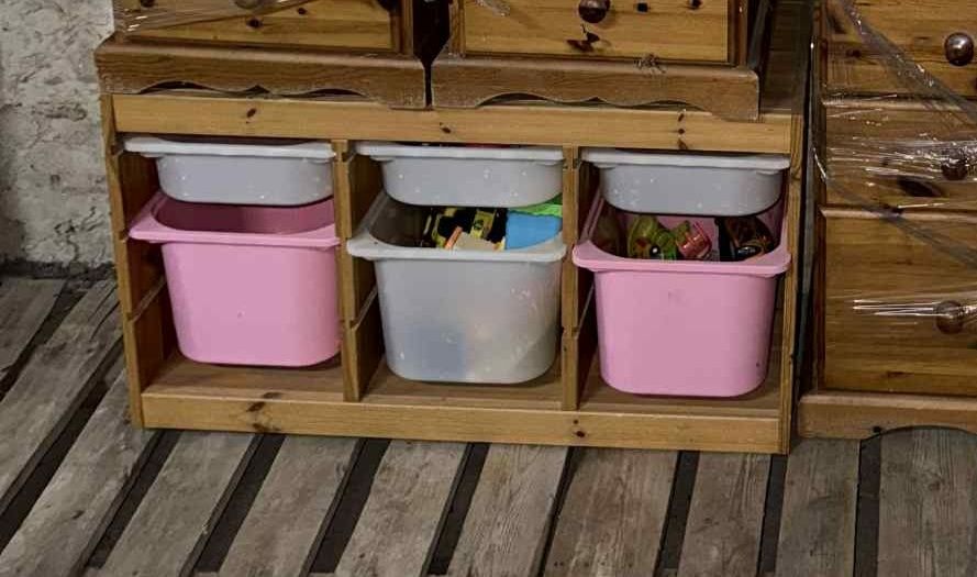 Trofast Ikea sosna plus pojemniki.