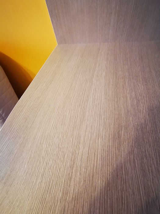 Narożny regał z półkami