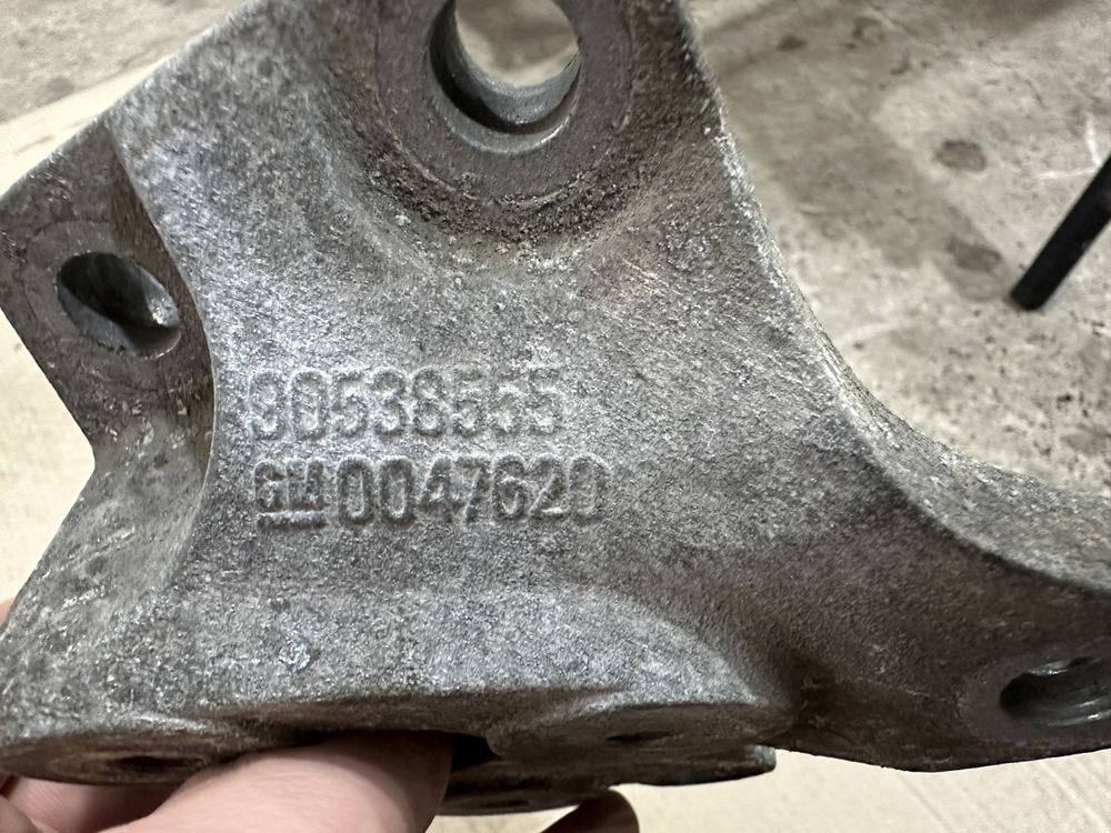 Кронштейн КПП Opel Astra J 2012 90538555