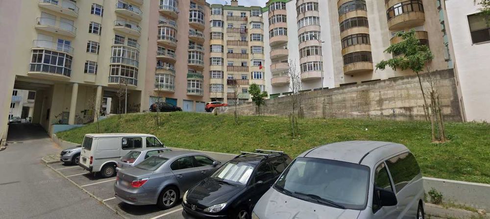 Vende-se espaço em Parqueamento comum Tapada das Merces