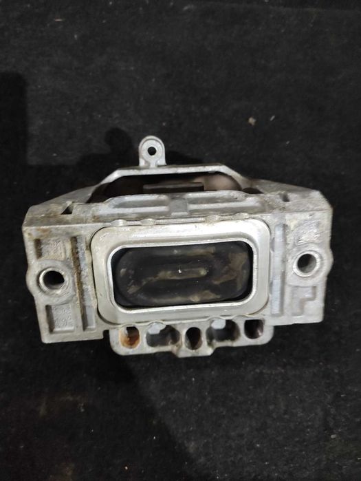 Подушка двигателя кронштейн Golf 5