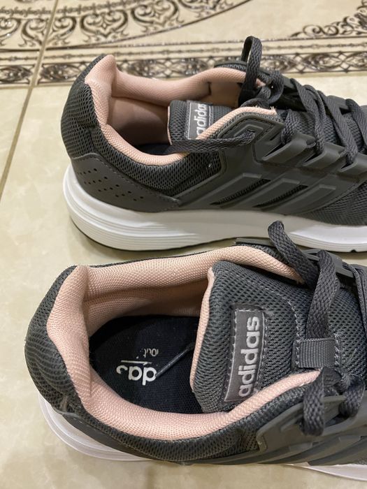 Нові жіночі кросівки Adidas для бігу