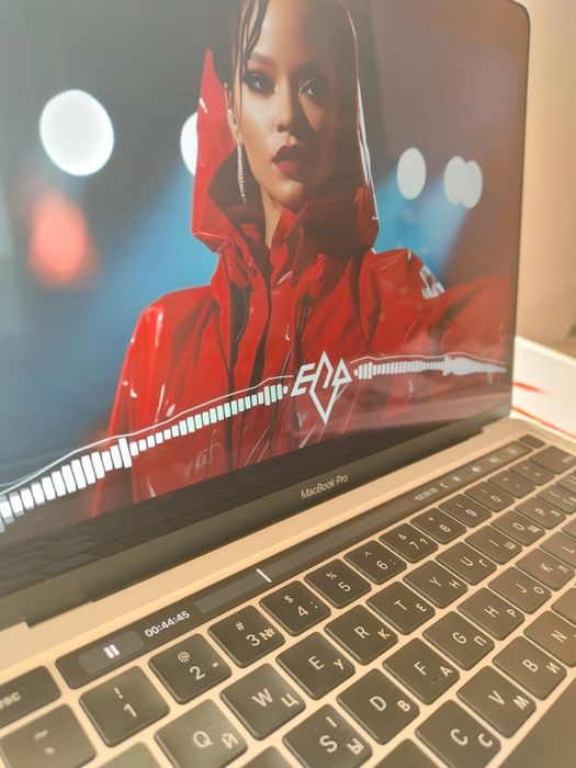 MacBook Pro 13 A2251  i5 ram 16gb /ssd 1tb