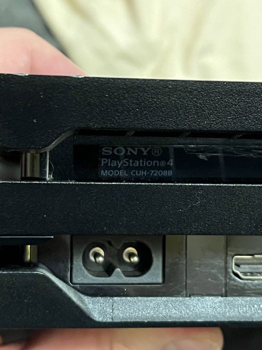 Продам PlayStation 4 Pro 1TB + 2 джойстика