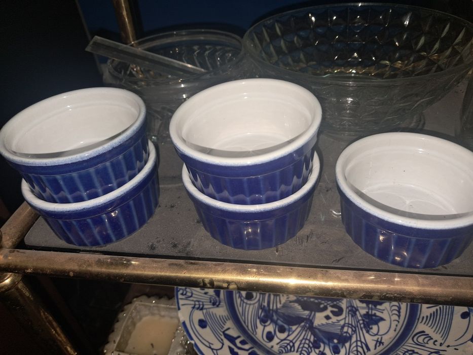 Cinco tacas de sobremesa azul