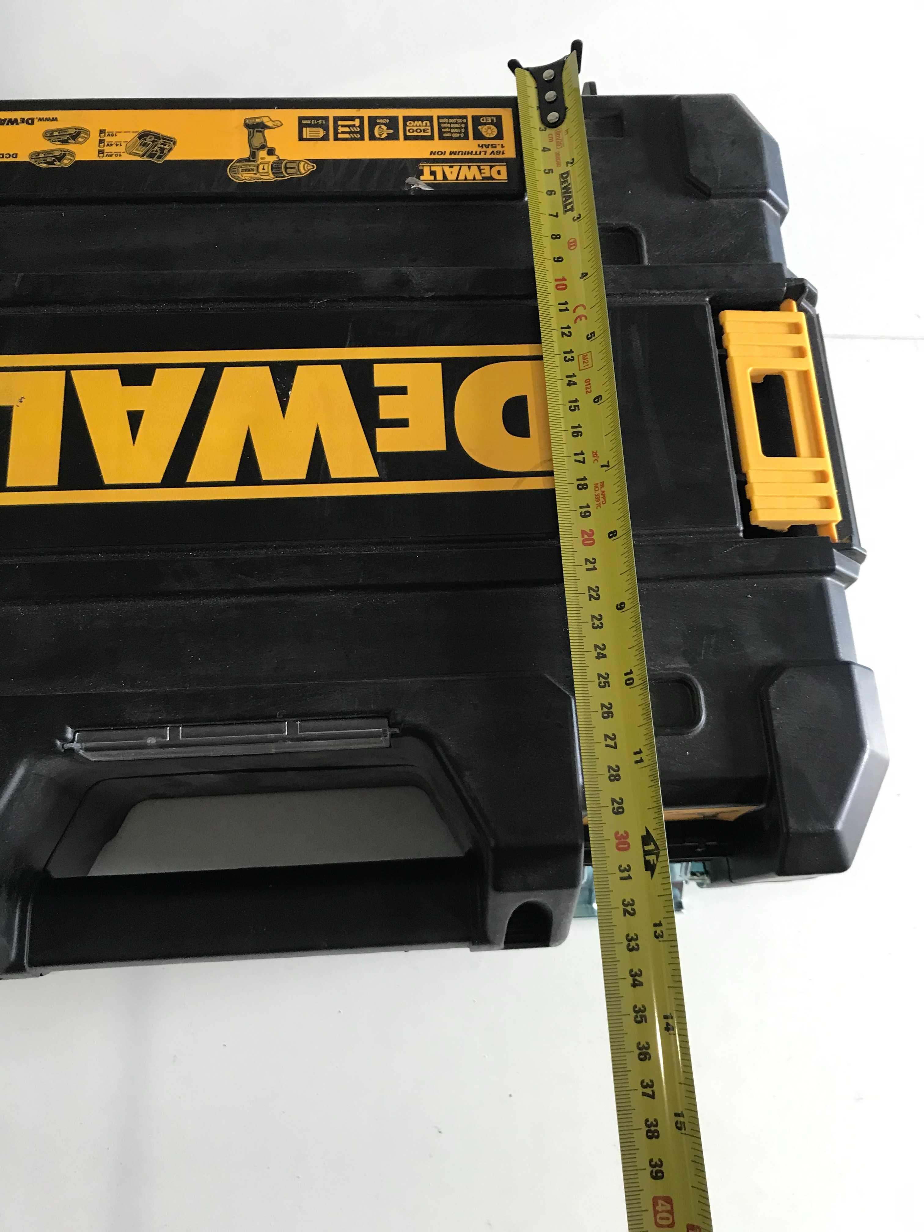 Ящик Dewalt для шуруповертів,для акумуляторів на 2Ан, оригінал