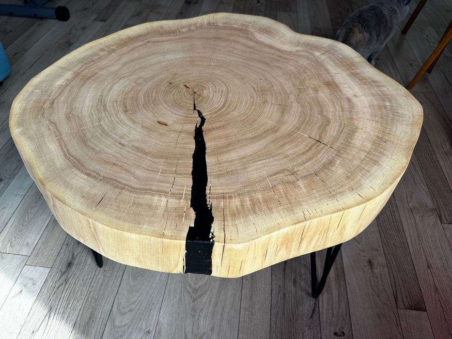 Stolik z plastra drewna wiąz czarna zywica