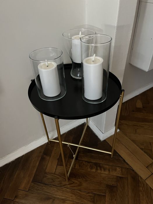 Stolik kawowy ze złotymi nogami Sinsay