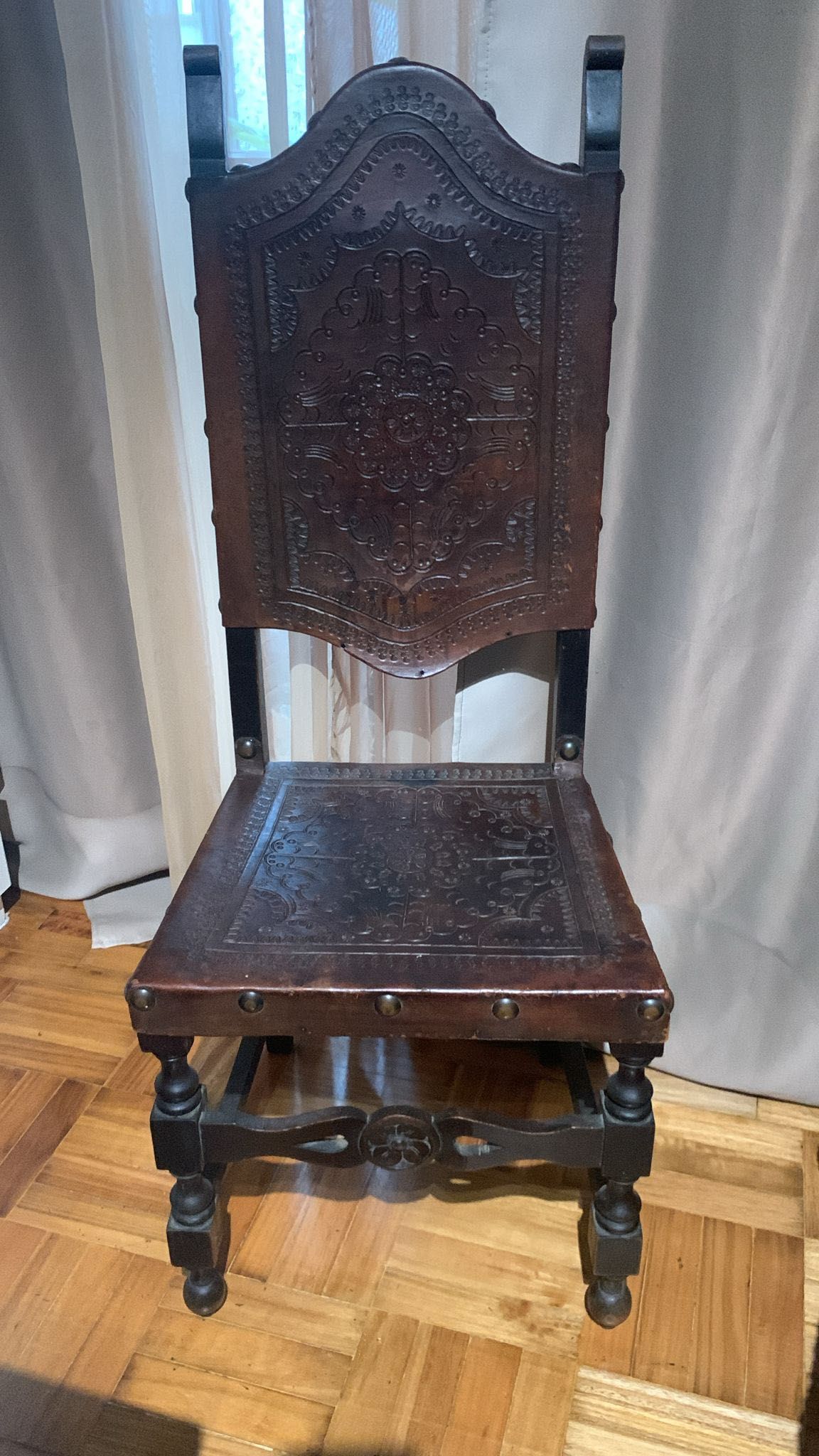Cadeira antiga em madeira e couro