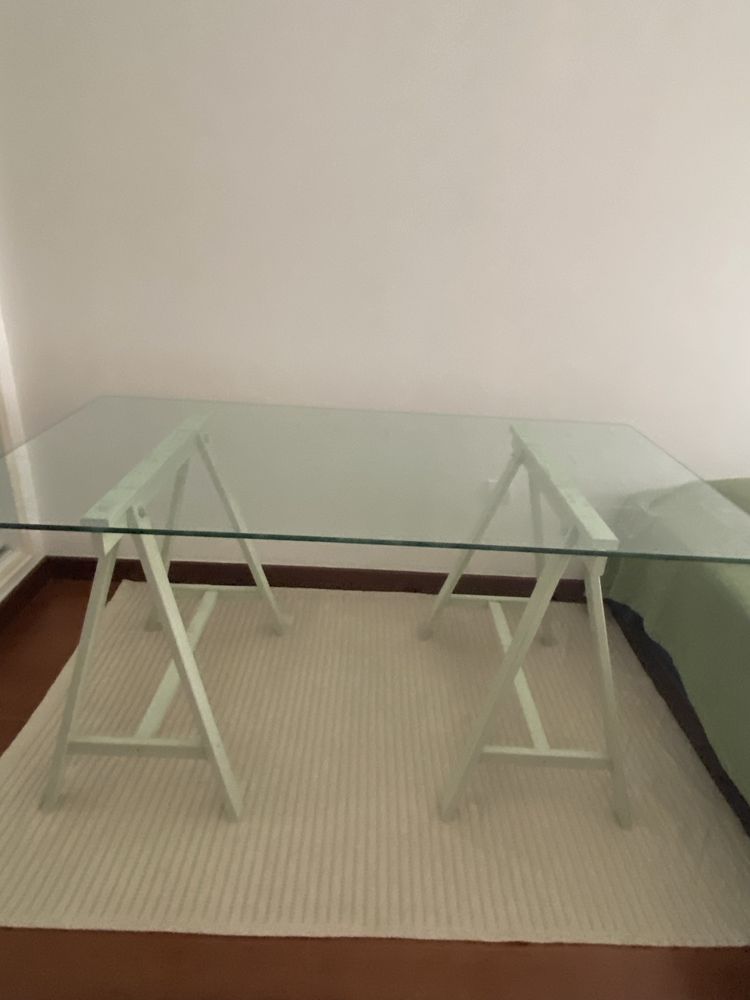 Secretaria com tampo de vidro IKEA