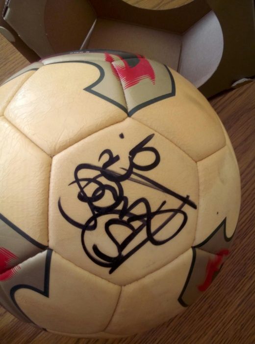 FC Barcelona piłka z autografami 2002 rok