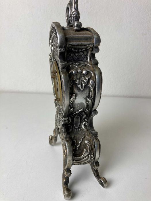 Relógio em estanho de corda manual antigo Alemão - necessita restauro