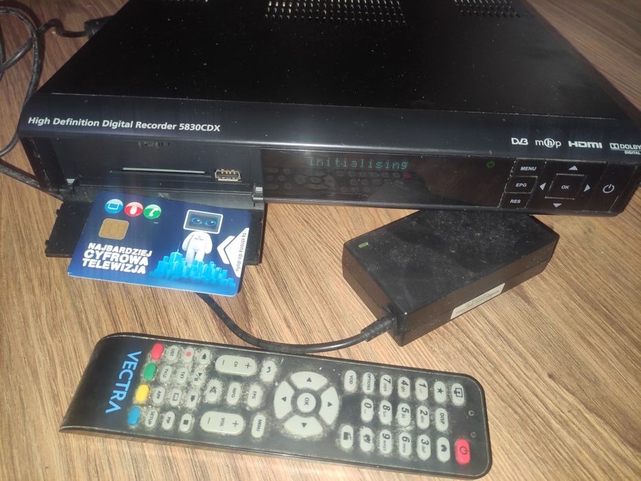 Dekoder Vectra wraz z pilotem z zasilaczem oraz kartą