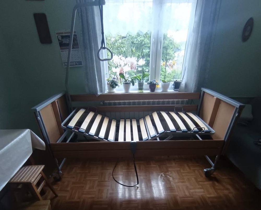Łóżko rehabilitacyjne z materacem odleżynowym