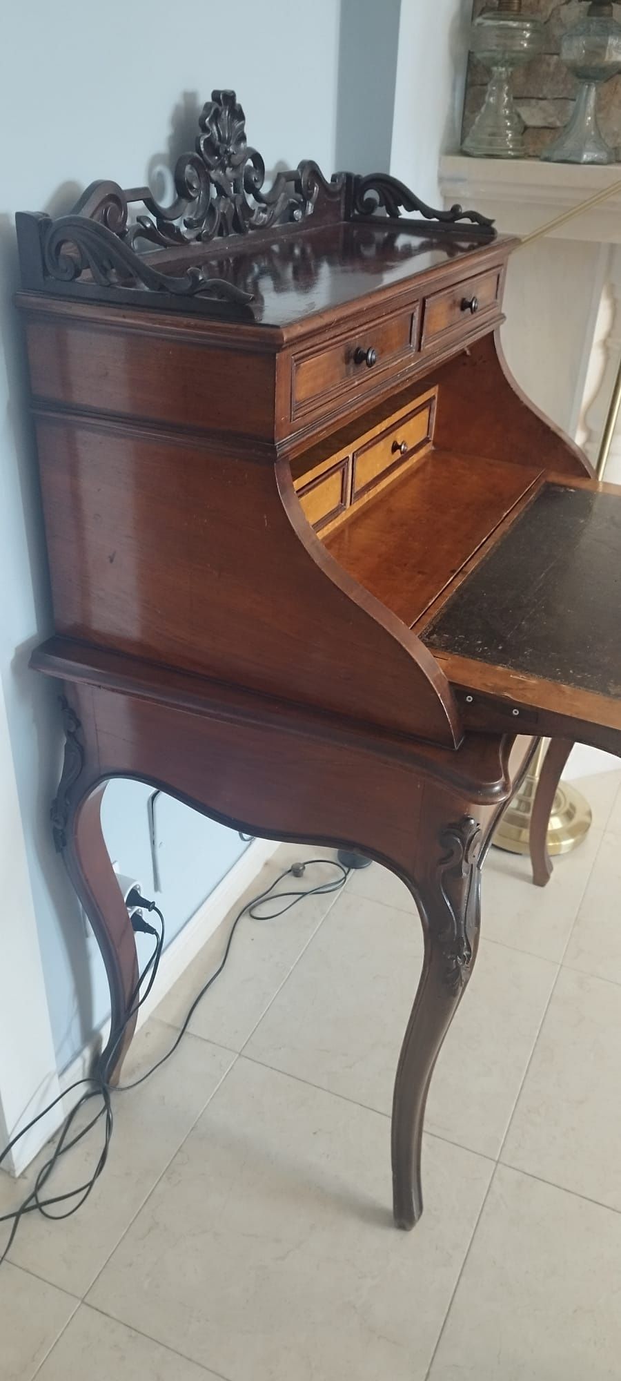 Escrivaninha antiga com cadeira em estilo romântico