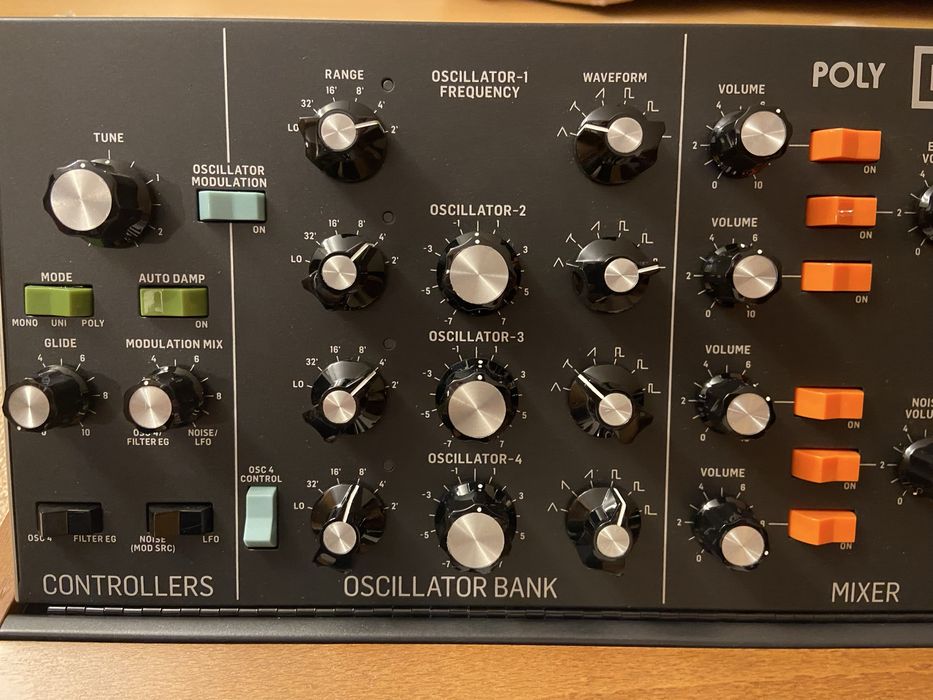 Sintetizador Behringer Poly D