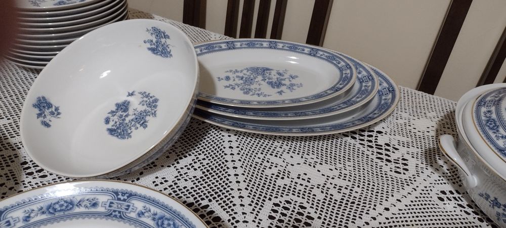 Serviço de loiça, antigo e muito bem estimado e toalha de mesa em croc