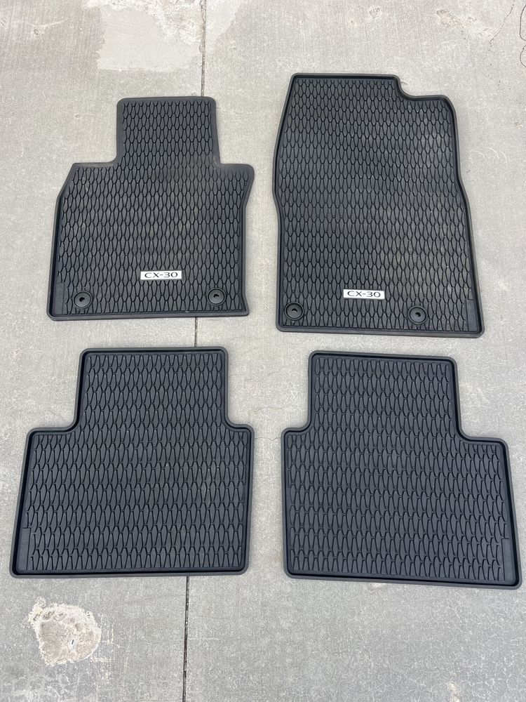 Продам комплект оригінальних гумових ковриків для Mazda cx30