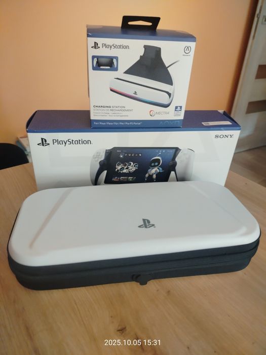 Nowy PlayStation Portal biały i akcesoria