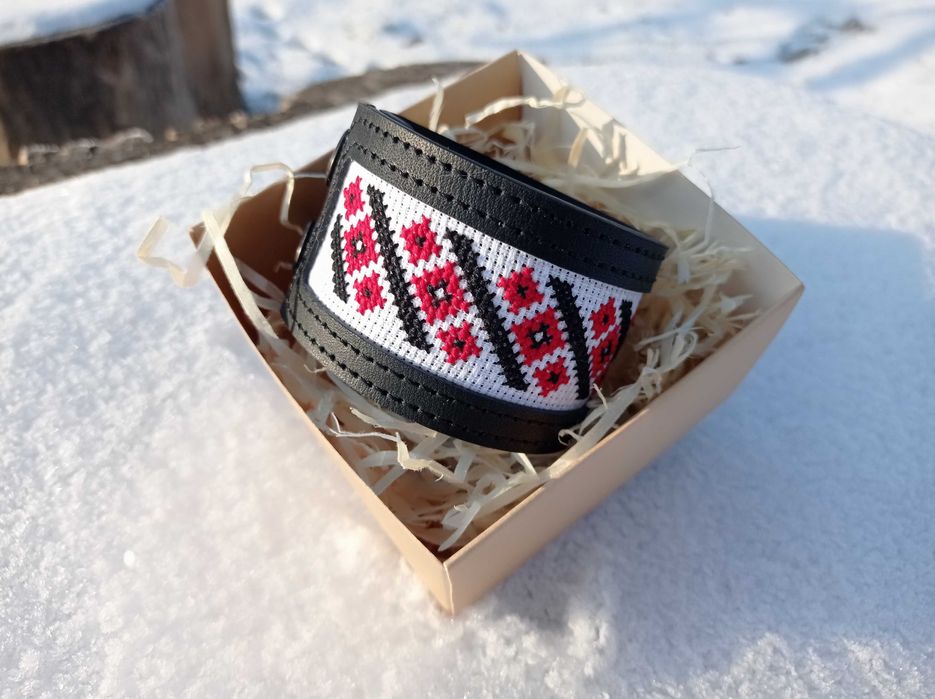 Шкіряний браслет з вишиванкою на тканині