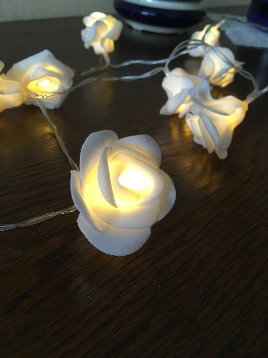 Lampki białe róże