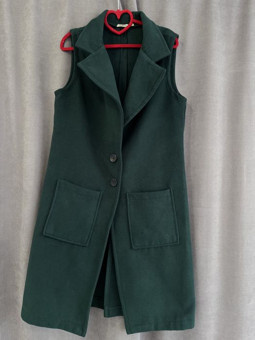 зелена довга безрукавка