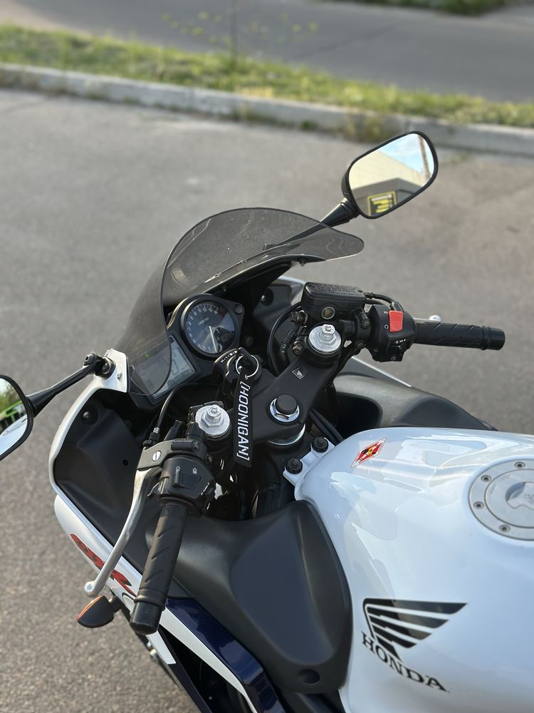 Мотоцикл Спортбайк Honda CBR 600F4i 2003