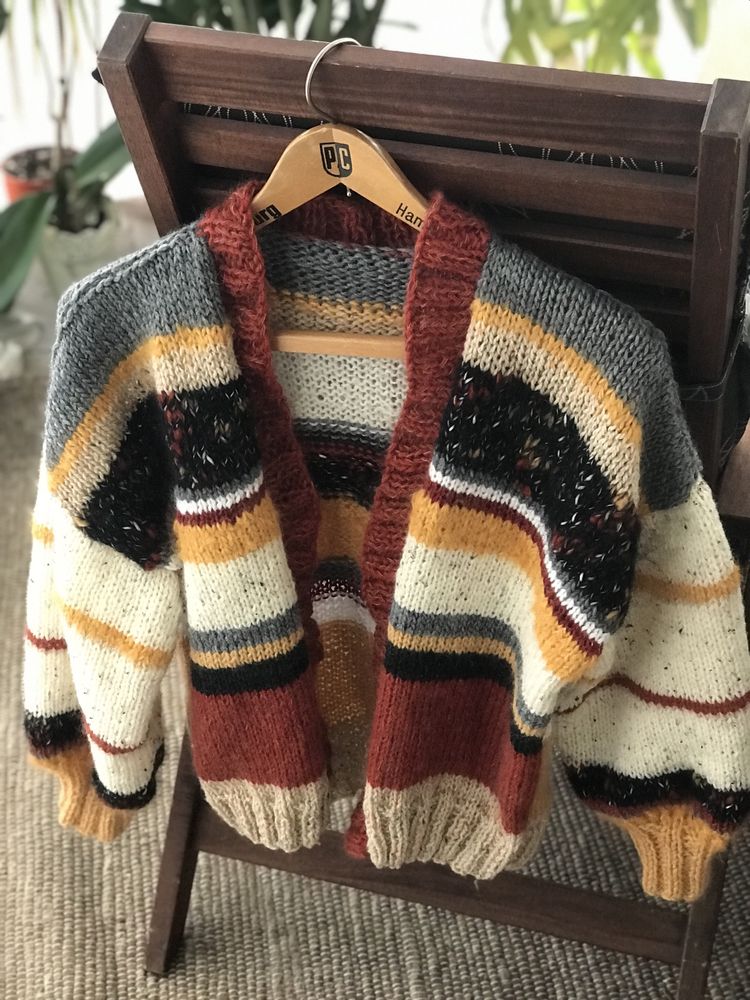 Krótki kardigan sweter zrobiony na drutach pasy jesienny