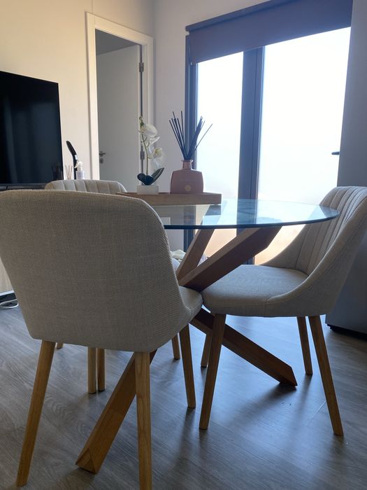 Mesa de jantar e cadeiras