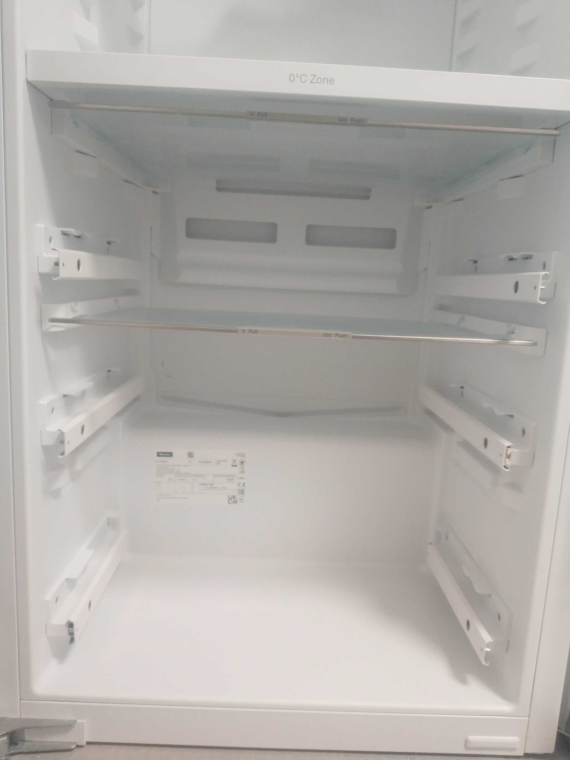 Встраиваемый холодильник с морозильной камерой Miele K 7744 E
