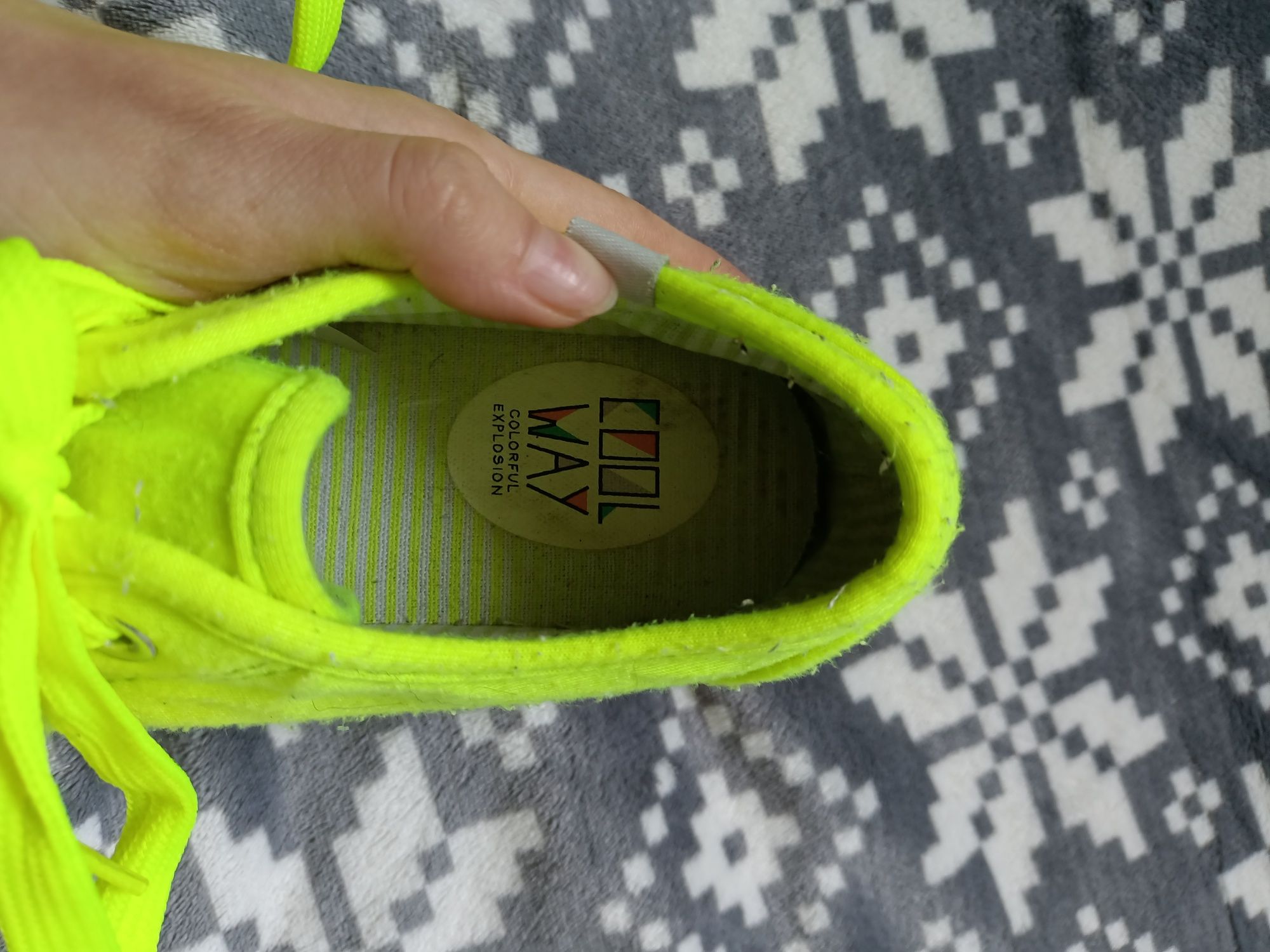 Neonowe buty marki cool way