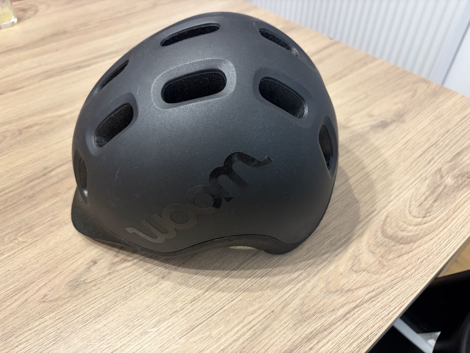 Kask Woom S 50–53 cm czarny – używany, uszkodzony daszek