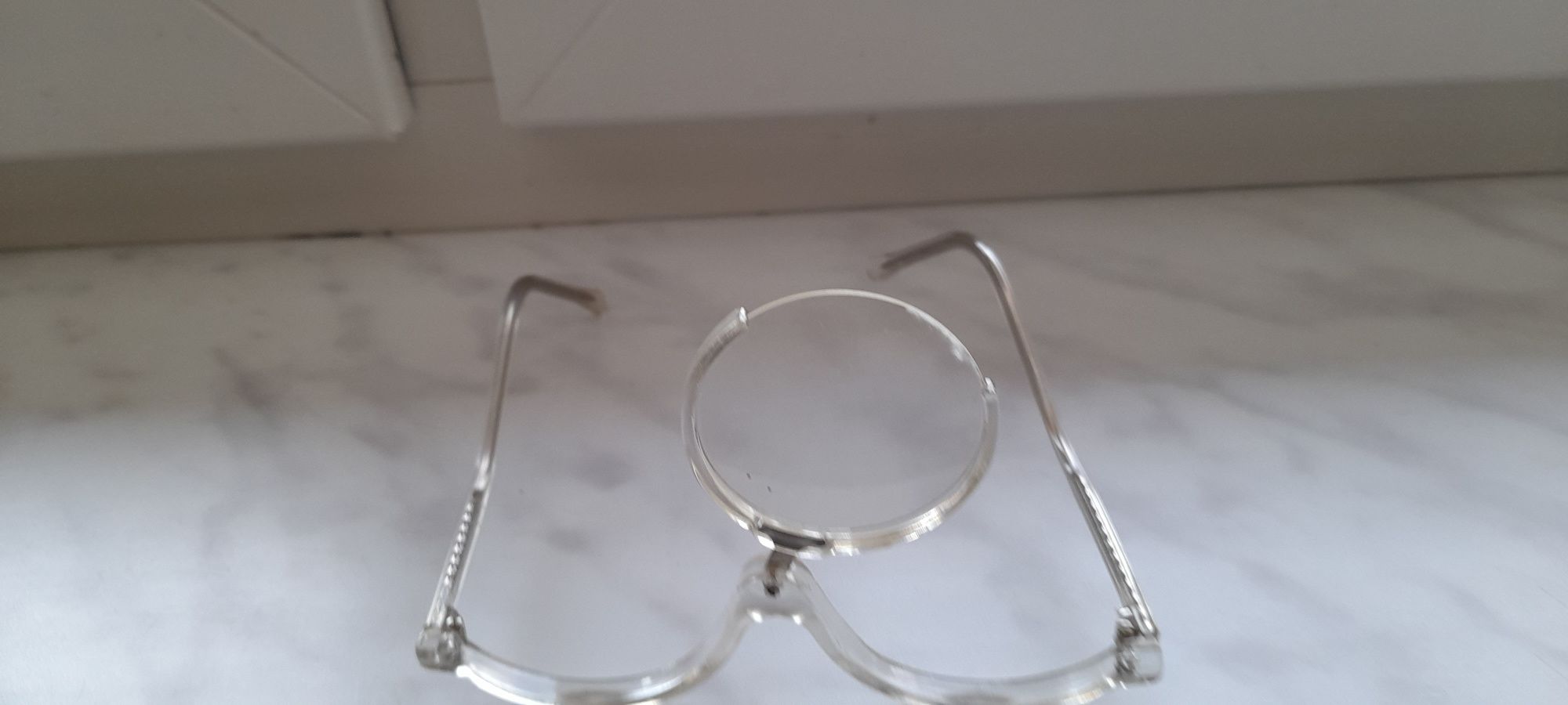 okulary z ruchomym szklem