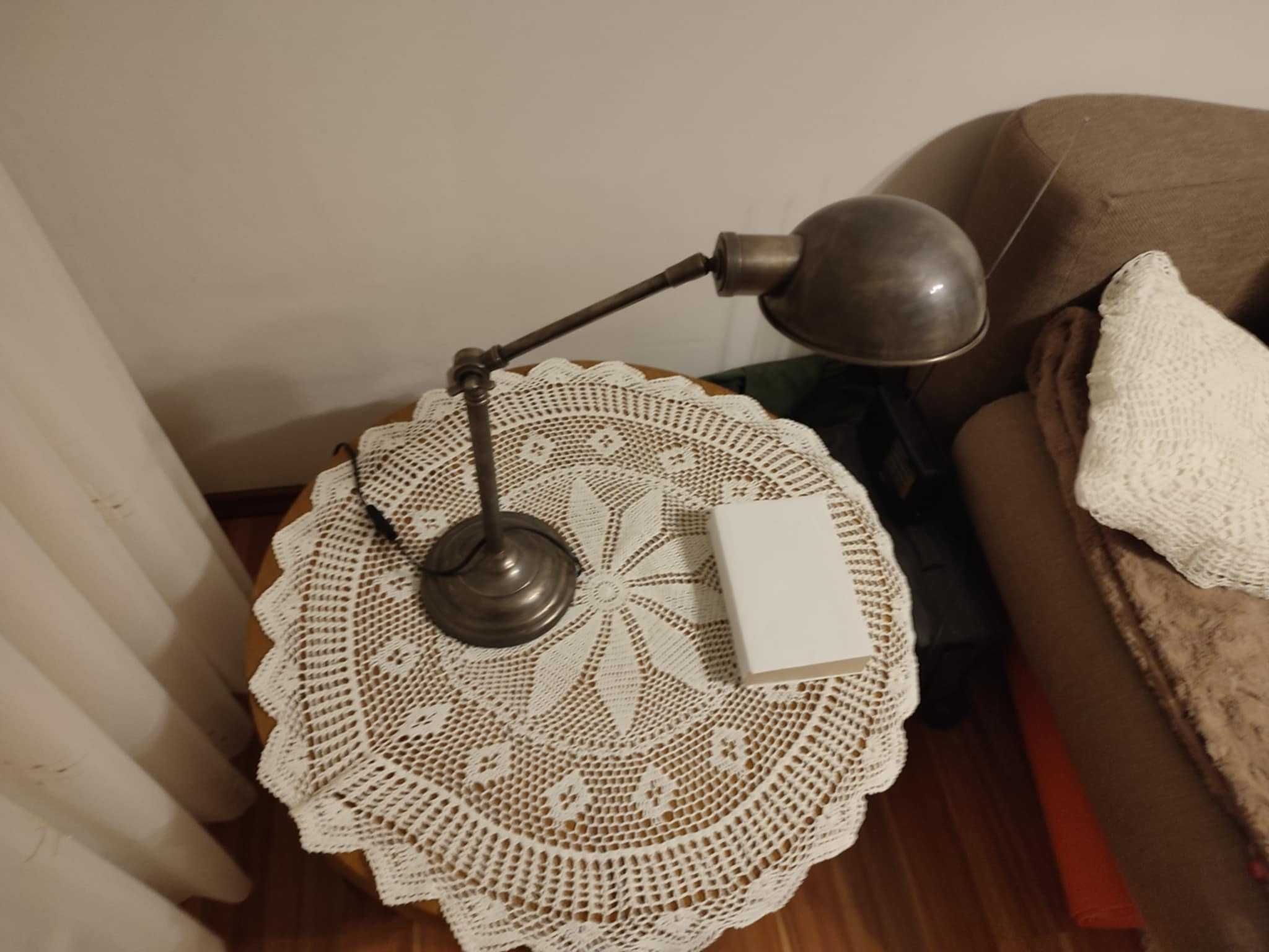 Metalowa lampa biurkowa