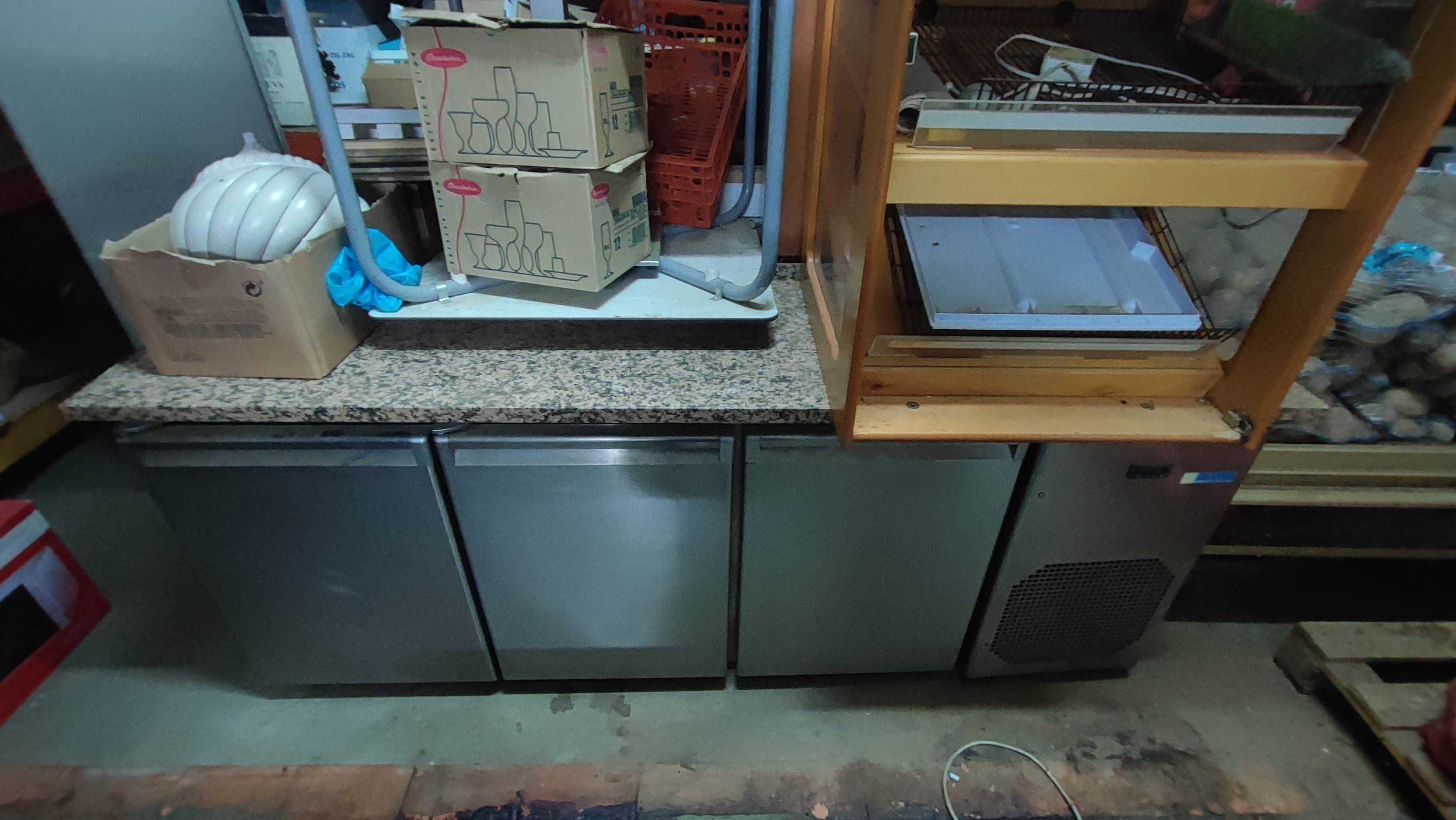 Balcão de mármore com compartimentos refrigerados
