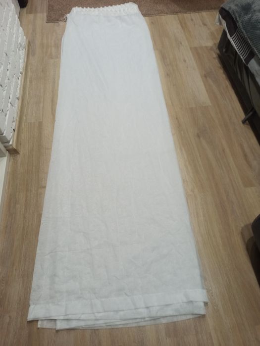 Duża firanka na taśmie.