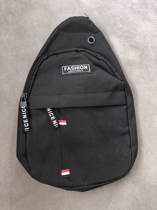 Czarna wodoodporna torba na ramię / crossbody

„Fashion Instinct"