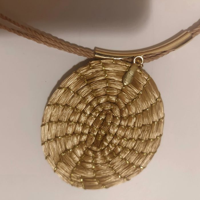 Colar Artesanal de Palha Buritia de Capim Dourado.

Fibra n