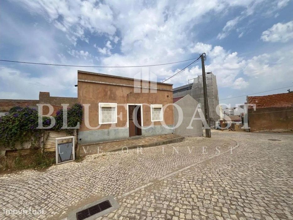 OPORTUNIDADE ÚNICA - Moradia T2, vista Rio - Para remodelação