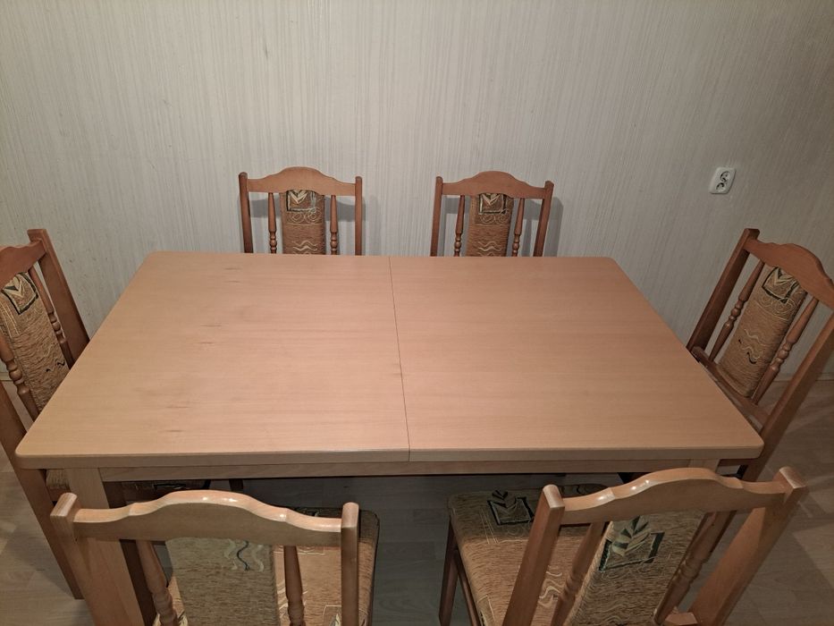 Solidny drewniany rozkładany stół i krzesła