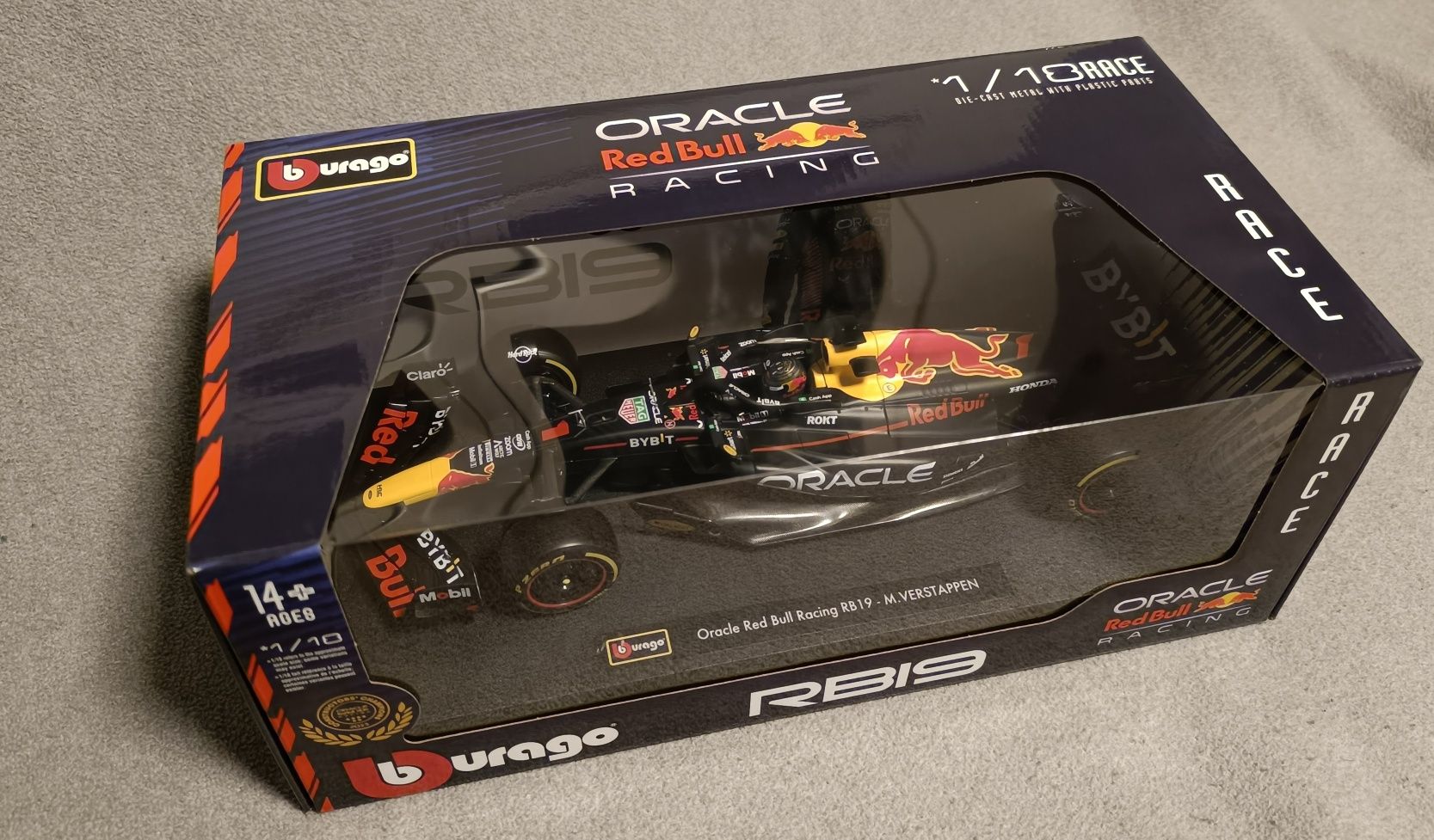 Red Bull bolid F1 RB19 Max Verstappen nr1. Golden Helmet