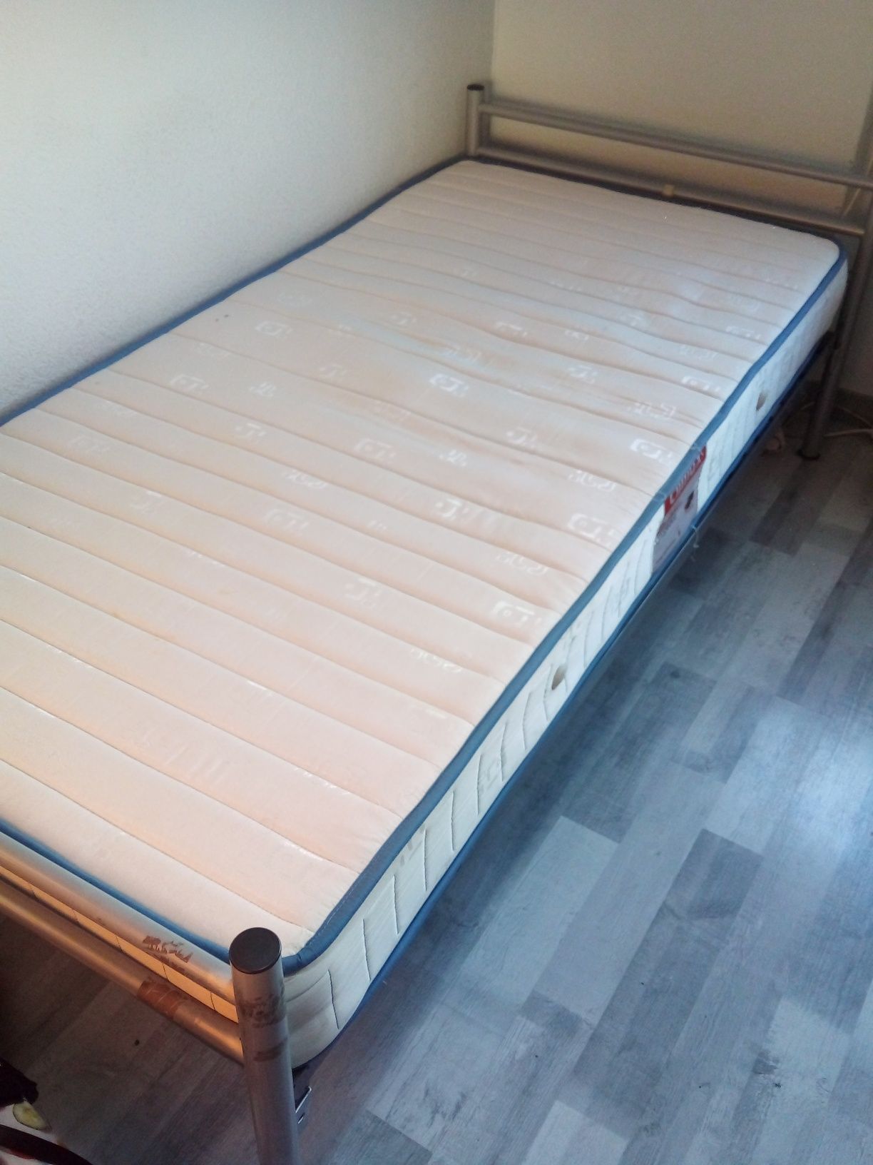 Vendo camas usadas com 1 colchão