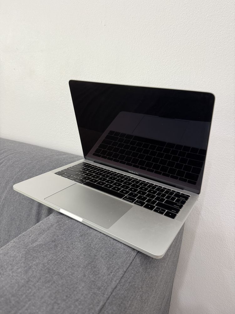 Macbook pro 13 2016 16 / 256 gb silver гарний стан