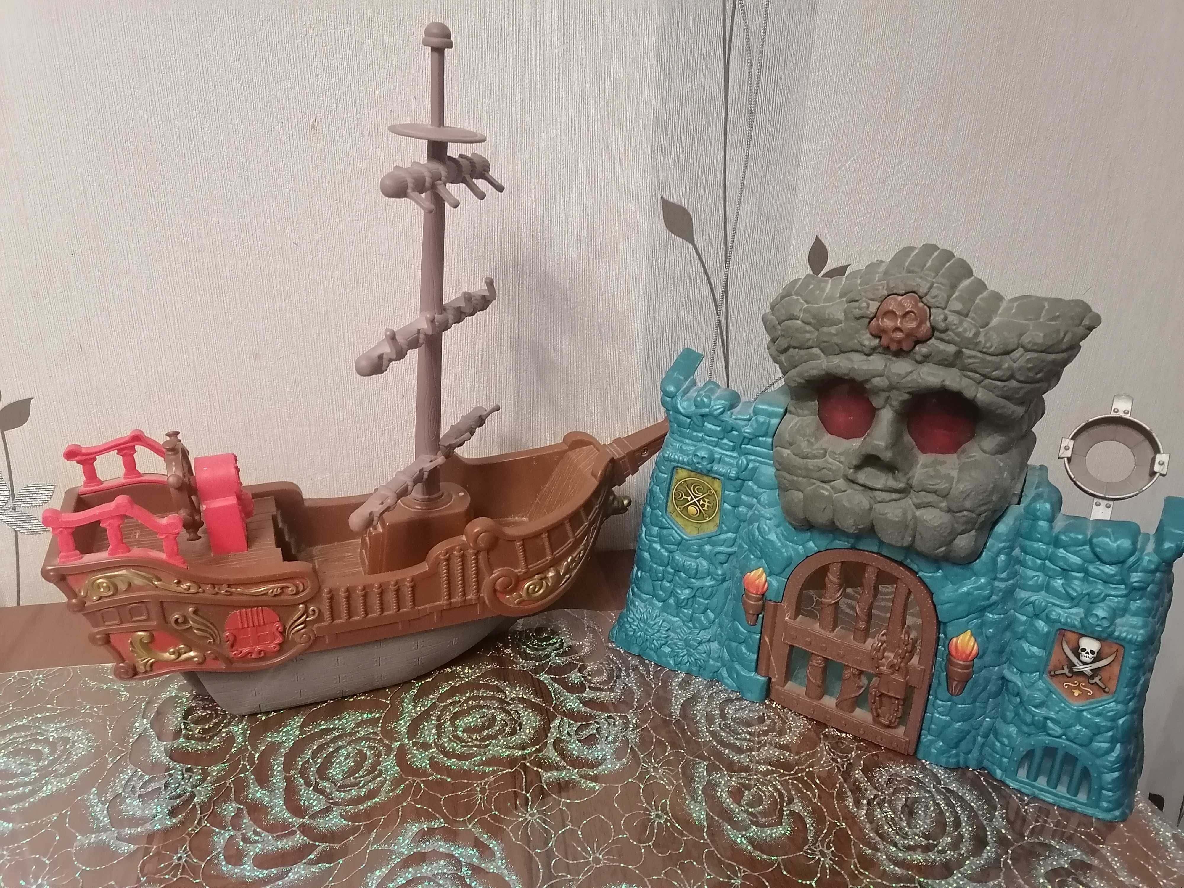 Игрушки корабль пиратский и крепость