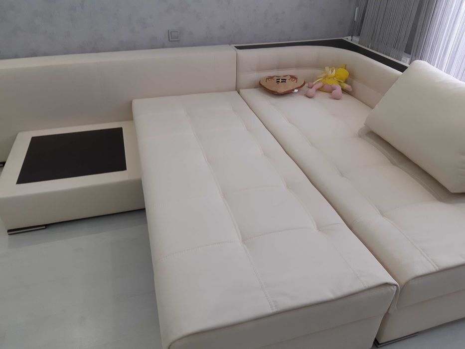 Продам кутовий диван Blest (модель Дженезі)