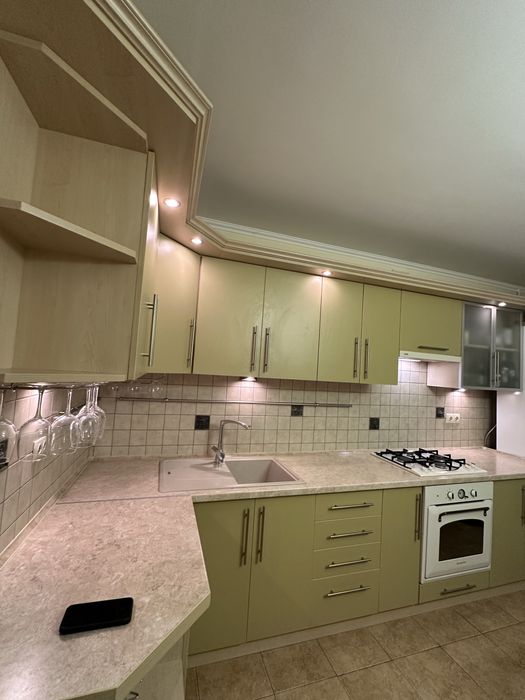 Продам кухню з духовкою зварочною поверхнею з витяжкою змойкою франке