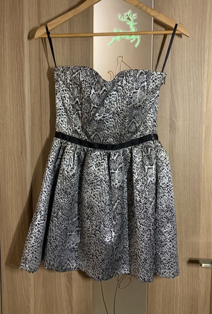 Платье мини серебристого цвета с открытыми плечами