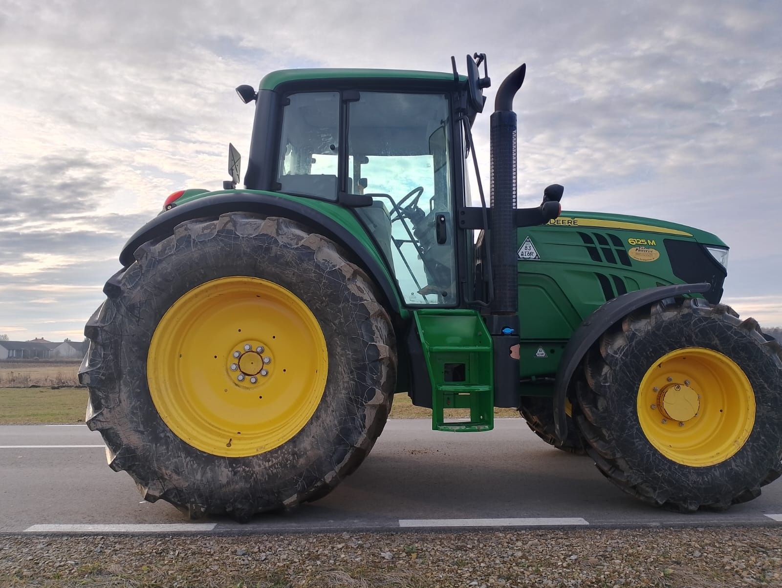 John Deere 6125M